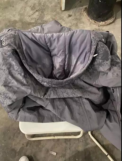 外衣被雨雪打濕,心里卻滿是干勁